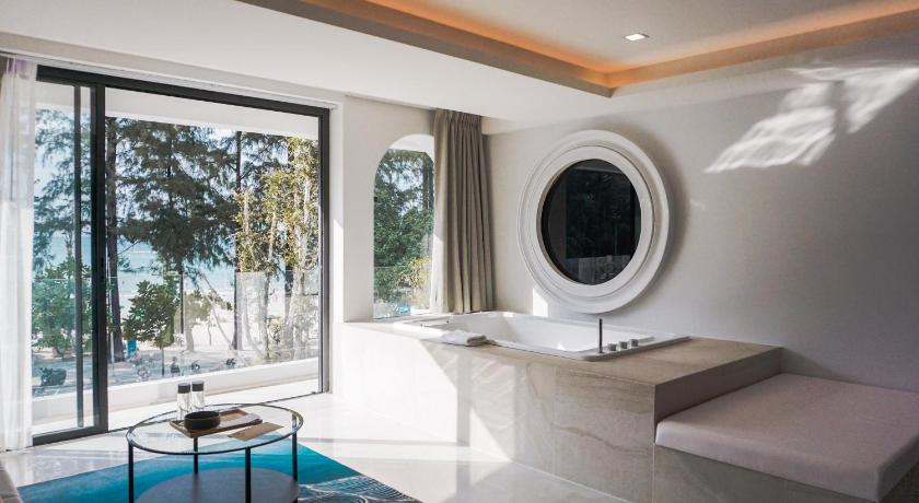 อโณณา บีชฟรอนท์ รีสอร์ท
(Anona Beachfront Phuket Resort)