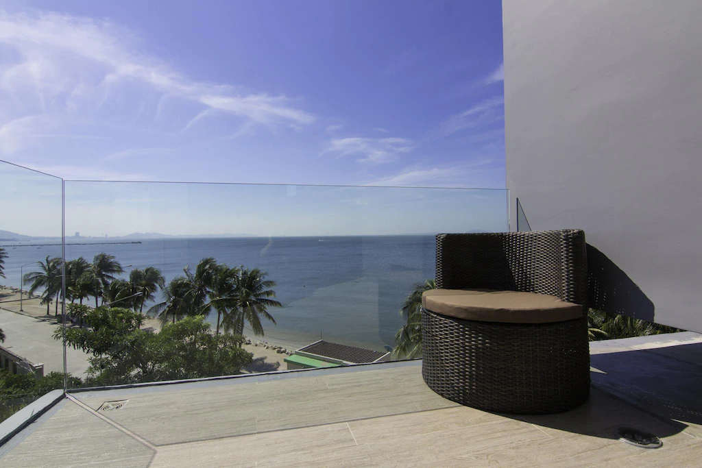 โรงแรมคาล์ม บางแสน
(Kalm Bangsaen Hotel)