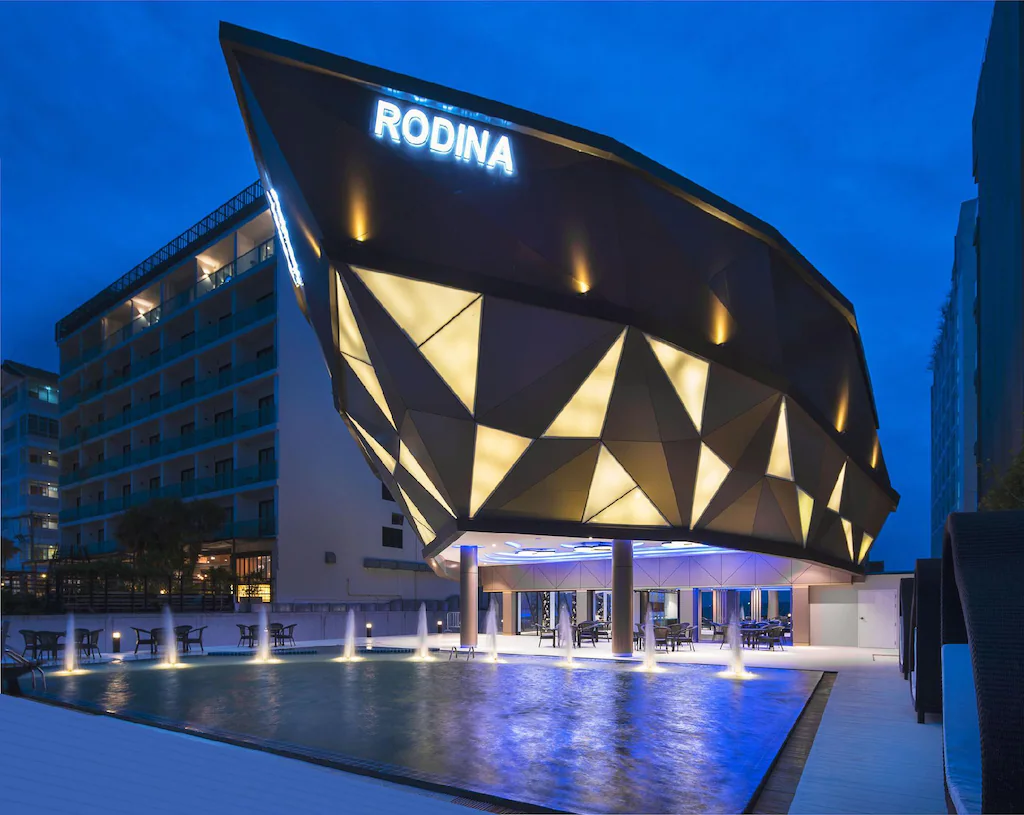 โรงแรมรอดีนา บีช
(Rodina Beach Hotel)