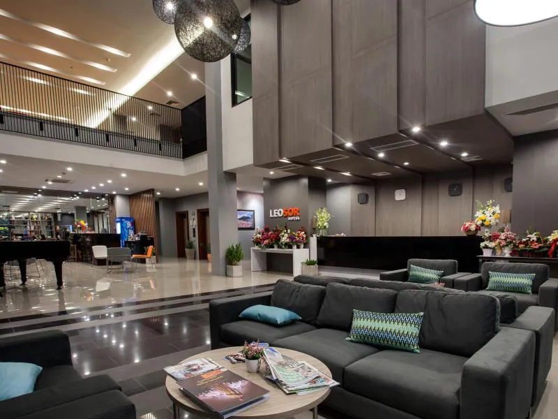 โรงแรมลีโอซอ
(Leosor Hotel)
