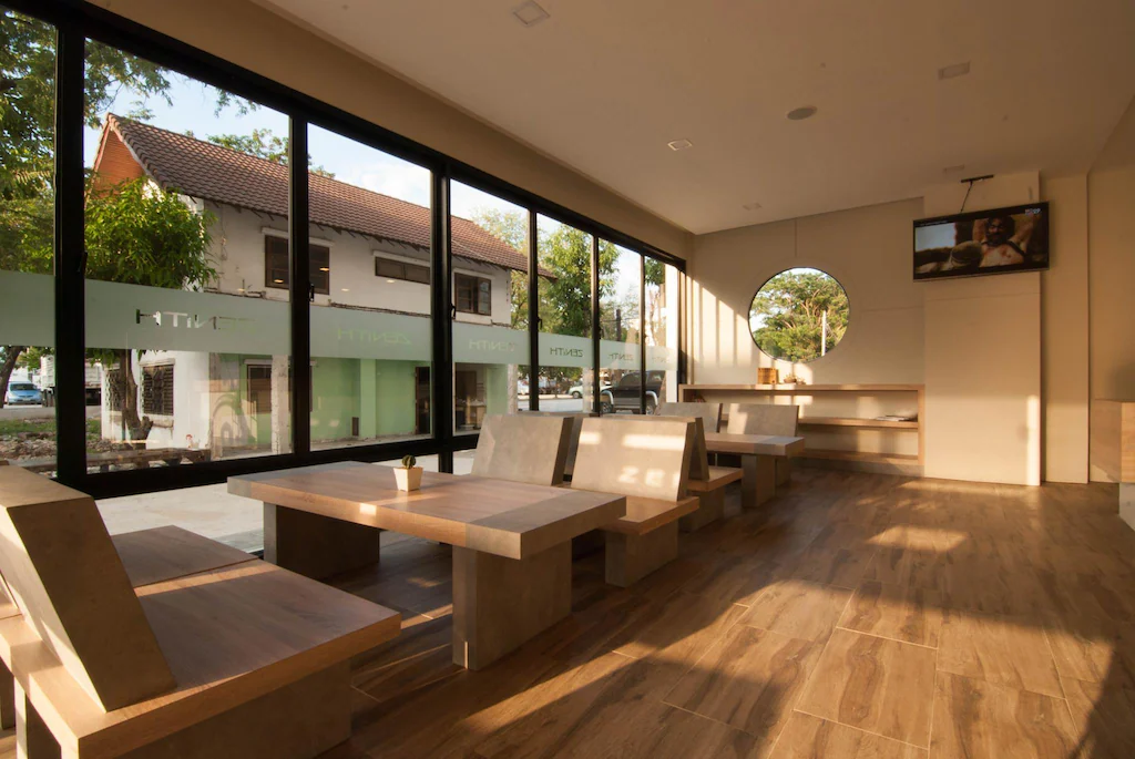 เดอะ เซนิธ เรสซิเดนซ์ โฮเต็ล
(The Zenith Residence Hotel)