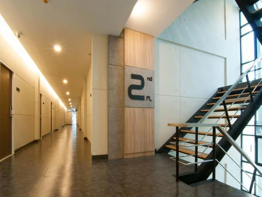 เดอะ เซนิธ เรสซิเดนซ์ โฮเต็ล
(The Zenith Residence Hotel)