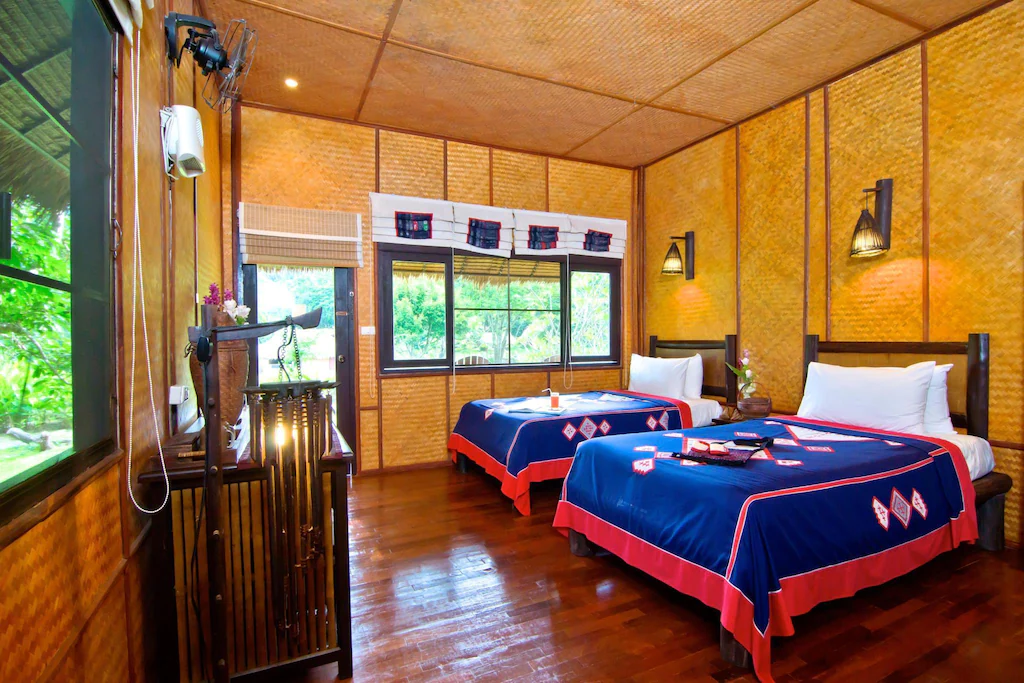  ม้ง ฮิลล์ไทรบ์ ลอดจ์ 
(Hmong Hilltribe Lodg)