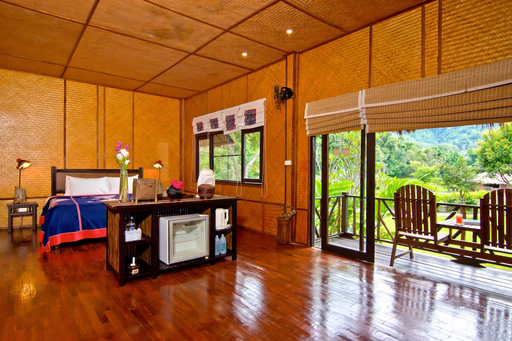  ม้ง ฮิลล์ไทรบ์ ลอดจ์ 
(Hmong Hilltribe Lodg)