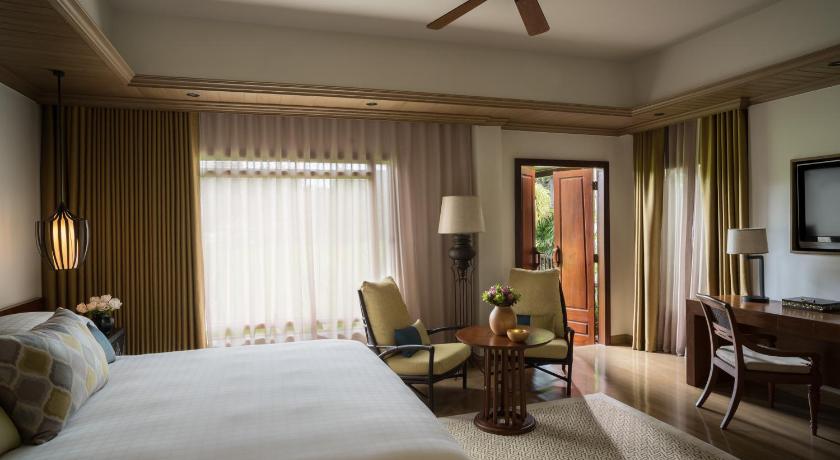  โฟร์ ซีซั่น รีสอร์ท
(Four Seasons Resort)