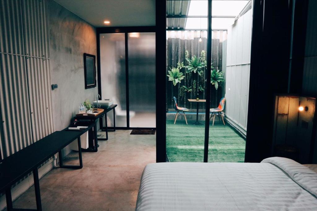 เดอะ ทรี สลีป แอนด์ สเปช
(The Tree Sleep & Space)
