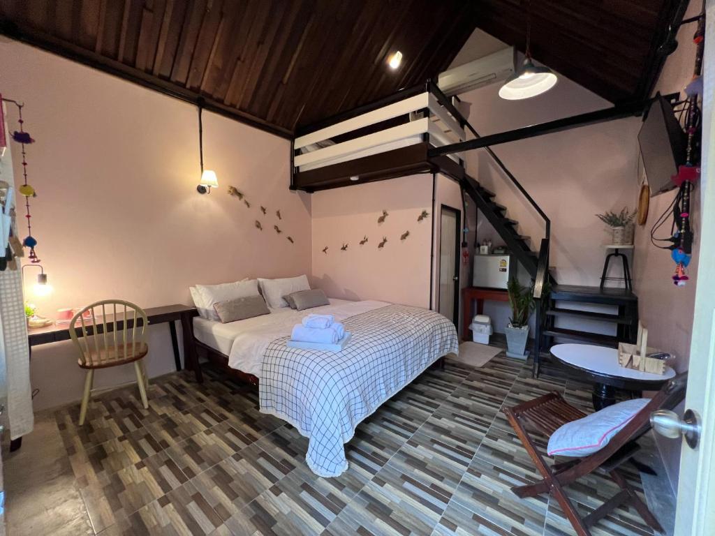 ฮักส์โฮม แอนด์ คาเฟ่ ตรัง
(Hug Home & Cafe Trang)